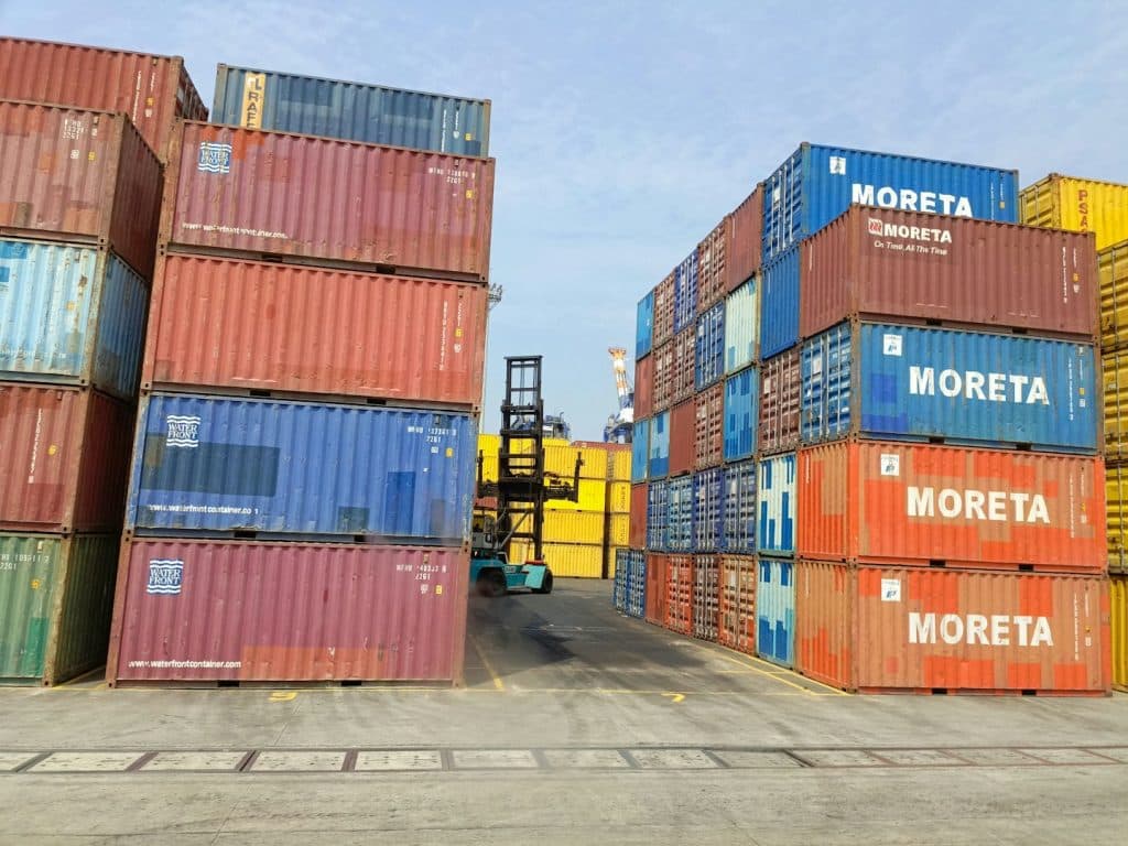 Container welche auf ihre Zollabwicklung warten im Hafen - Zollabwicklung